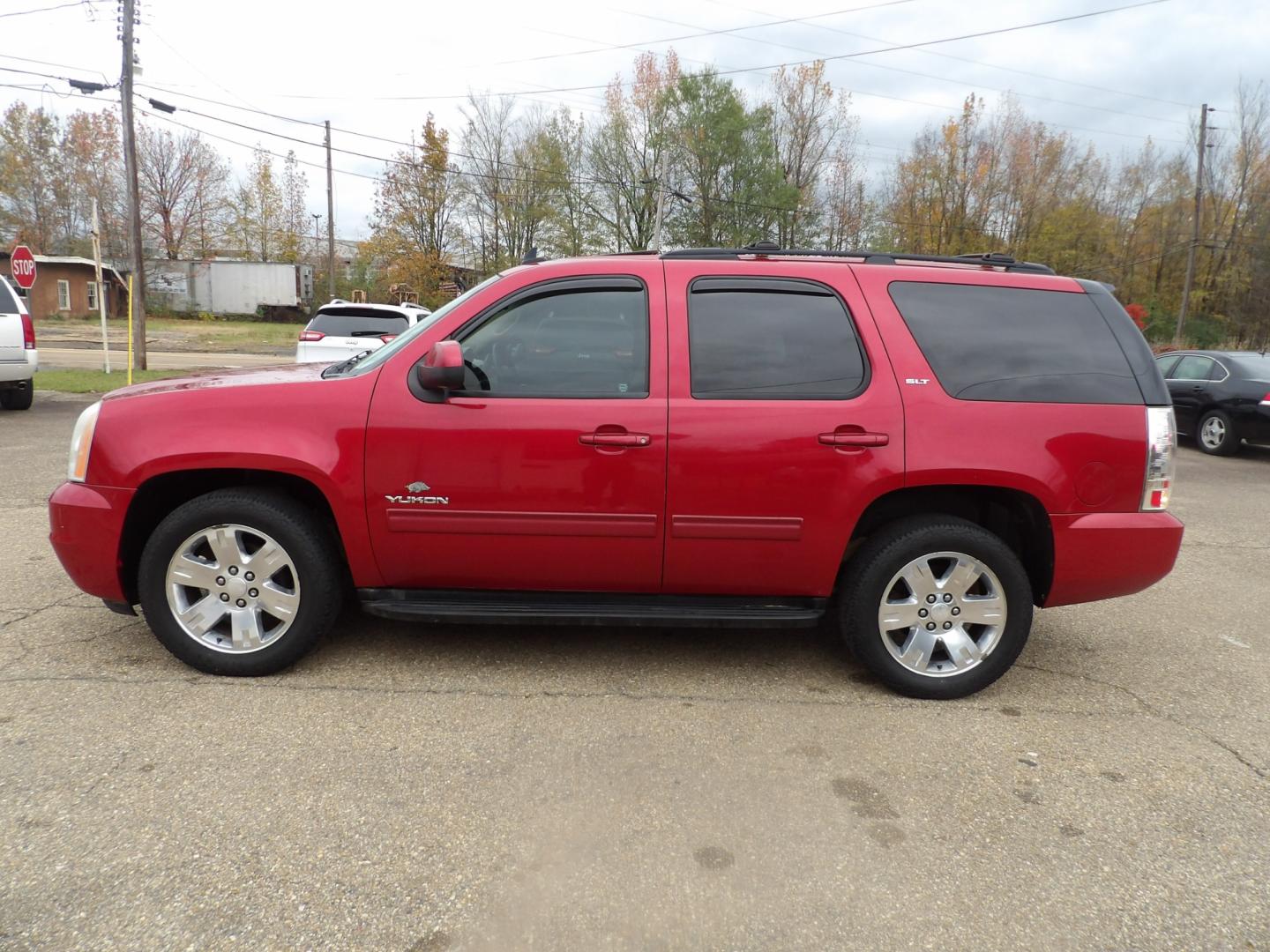 2012 Crystal Claret Tincoat /Tan GMC Yukon SLT (1GKS1CE00CR) with an 5.3L V8 engine, Automatic transmission, located at 401 First NE, Bearden, AR, 71720, (870) 687-3414, 33.726528, -92.611519 - Photo#1